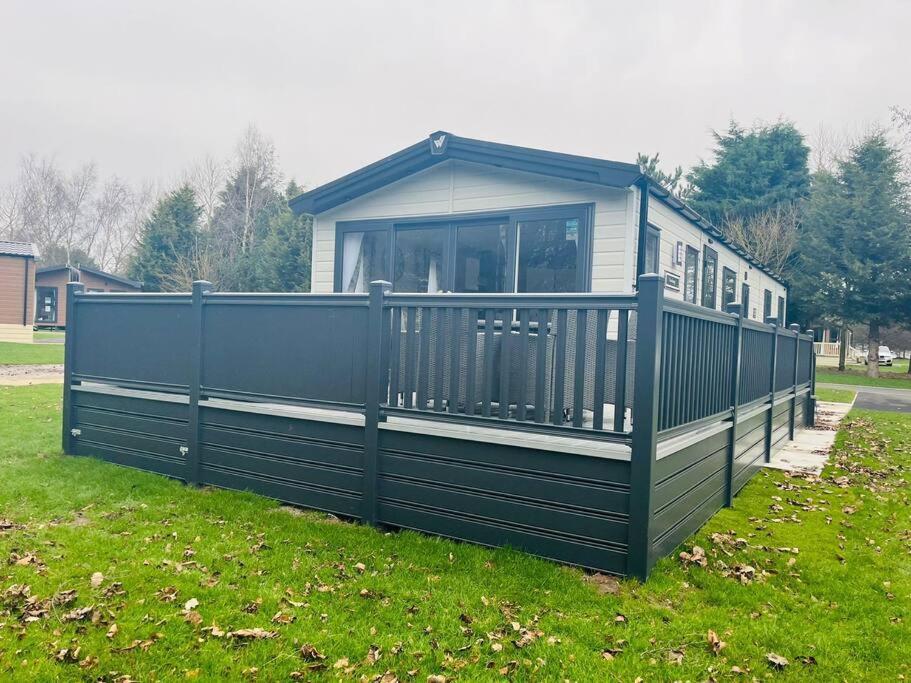 Country Cabin With Hot Tub York Exteriör bild