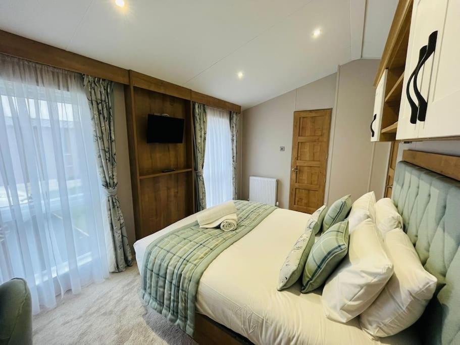 Country Cabin With Hot Tub York Exteriör bild