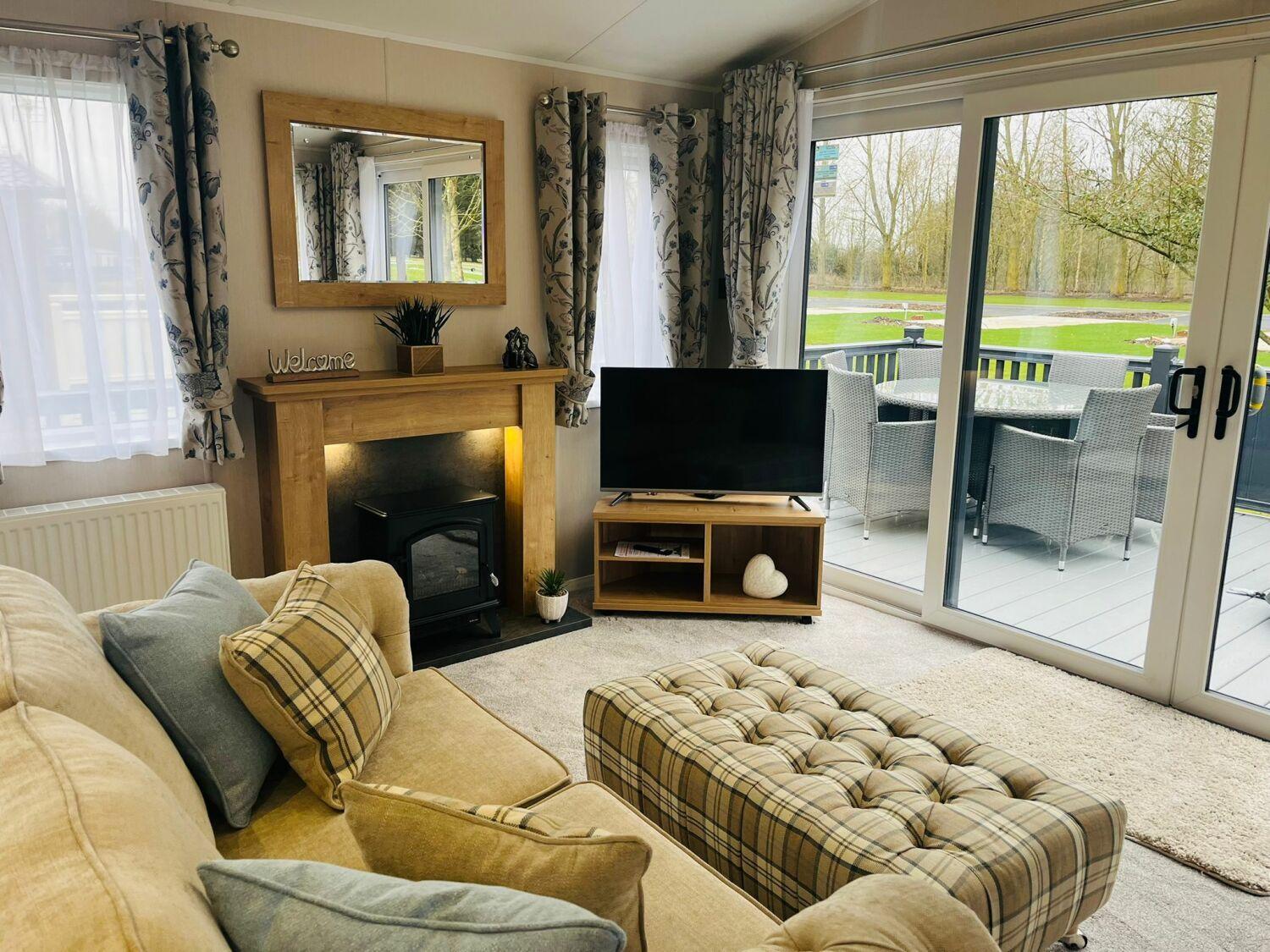 Country Cabin With Hot Tub York Exteriör bild